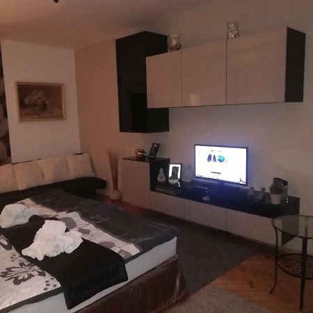 Heni Apartman Нагиканиша Екстериор снимка