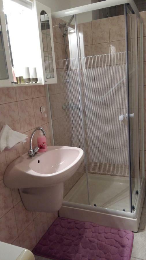 Heni Apartman Нагиканиша Екстериор снимка