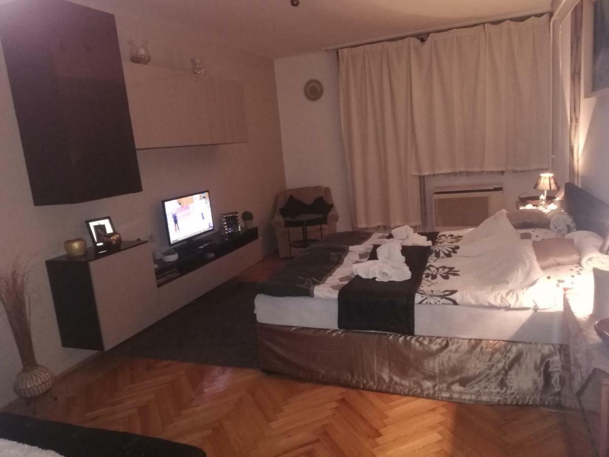 Heni Apartman Нагиканиша Екстериор снимка