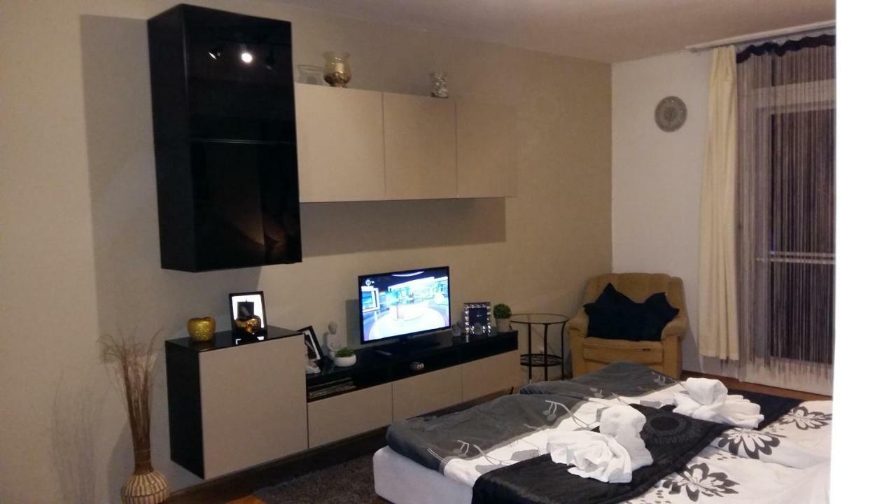 Heni Apartman Нагиканиша Екстериор снимка